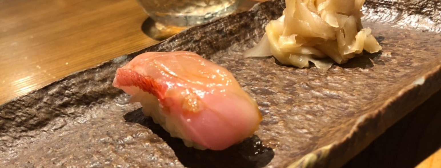 本格的な江戸前寿司を<br />
目の前で握ってもらえる！