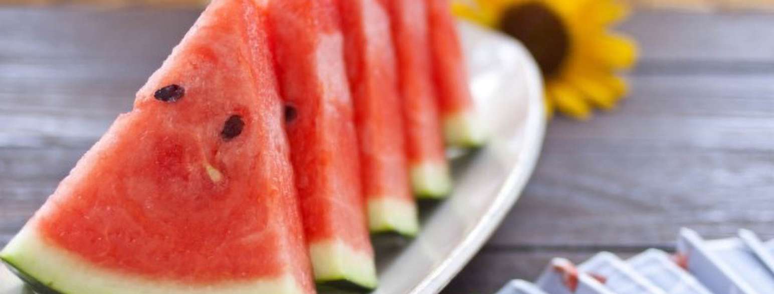 まるがやつガーデンで<br />
スイカ割り！