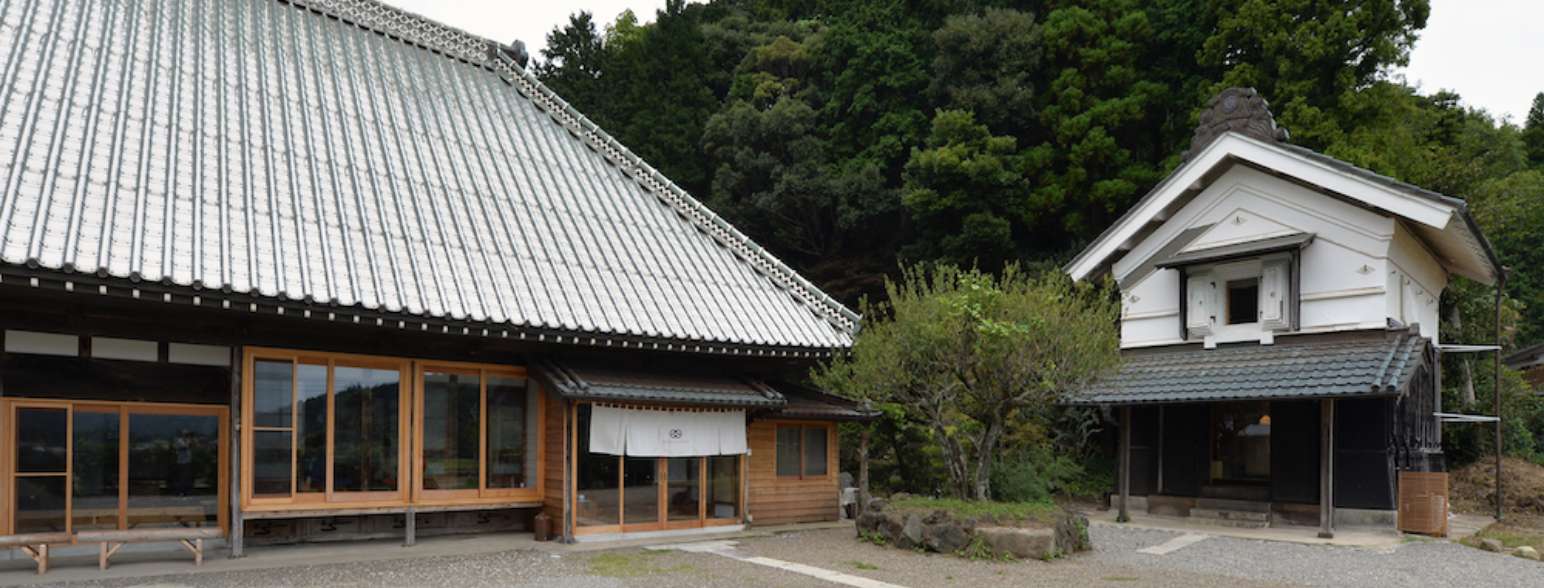 萱棟で挙式をして<br />
ゲストはそのまま宿泊